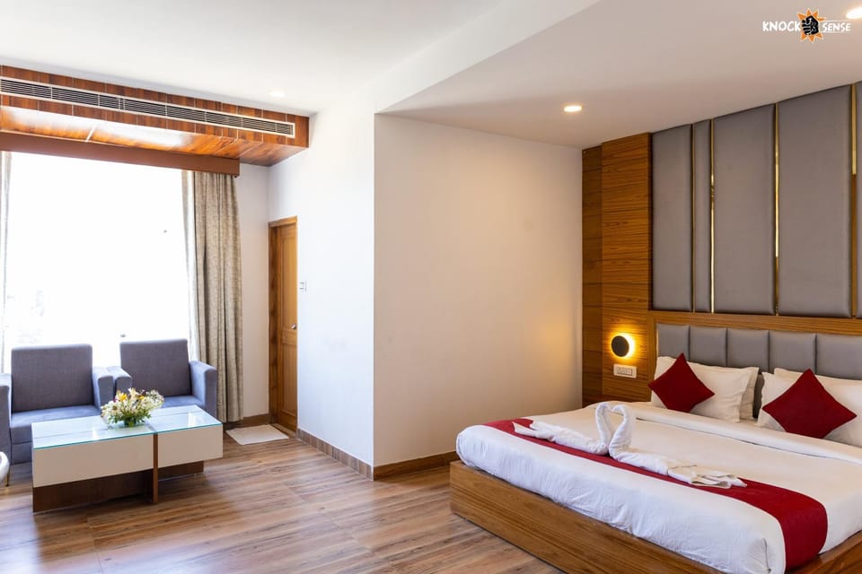 Bed, Photo of the whole room, Seating area
