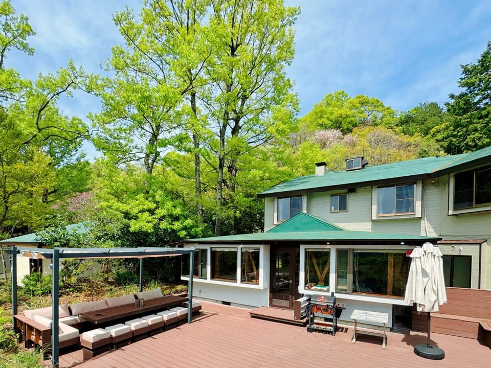 Property building, Spring, Day, Garden, Garden view, sunbed