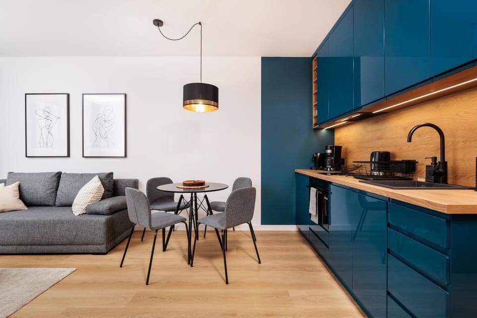 Coffee/tea facilities, Kitchen or kitchenette, Living room, Seating area, Dining area