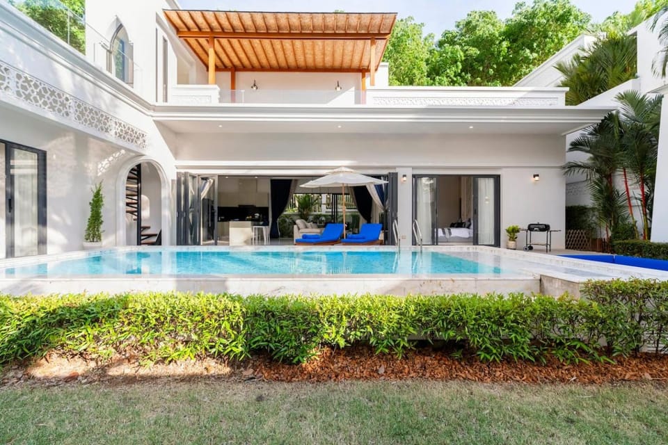 Property building, Patio, Day, Garden, Garden view, Pool view, Swimming pool, sunbed