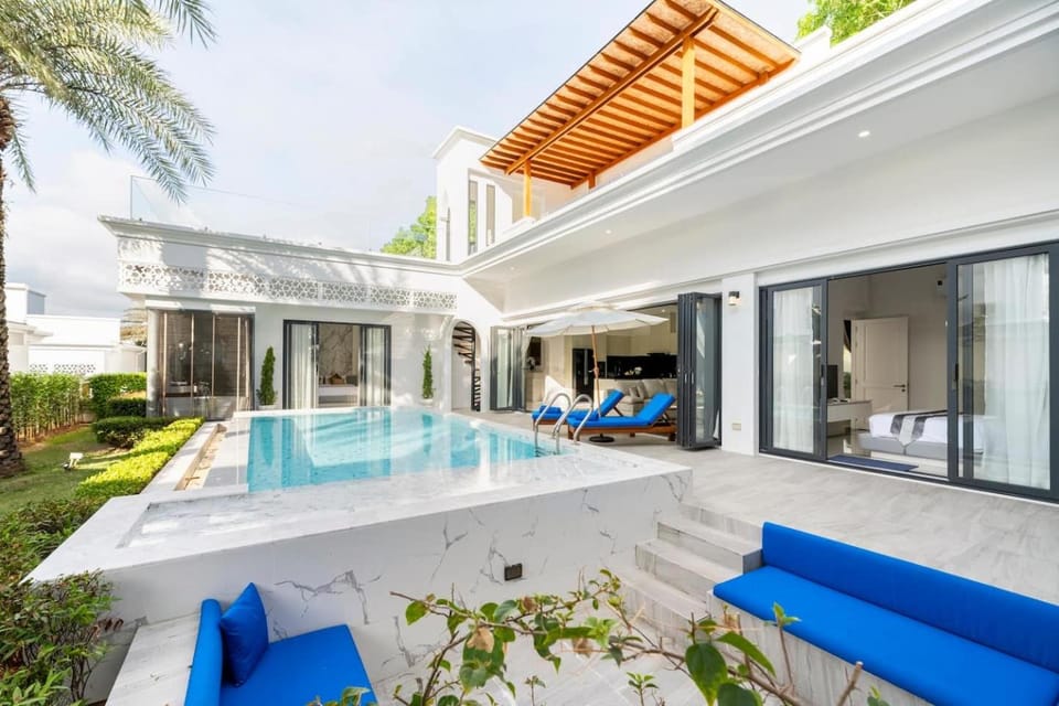 Property building, Patio, Day, View (from property/room), Balcony/Terrace, Pool view, Swimming pool, sunbed