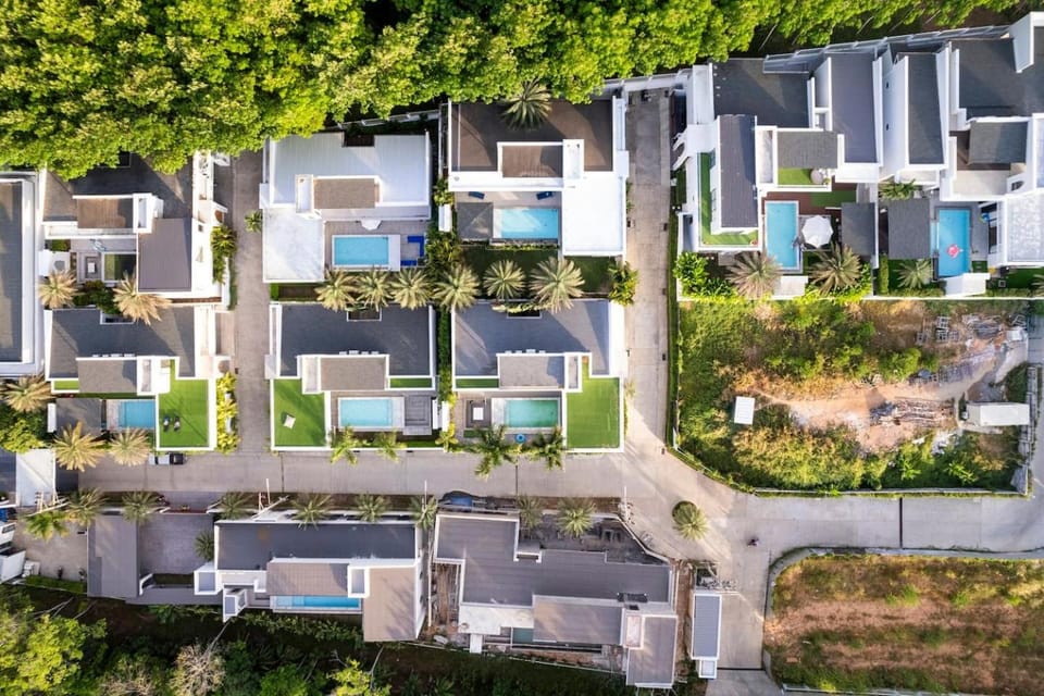 Property building, Day, Natural landscape, Bird's eye view, City view, Pool view, Street view, Swimming pool, Location