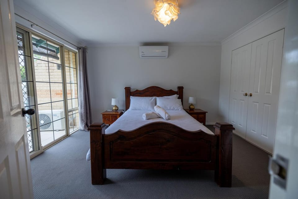 Bed, Bedroom, internet, air conditioner