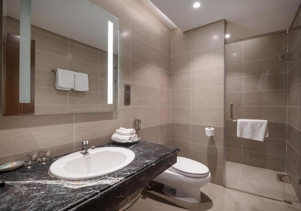 Shower, Toilet, Bathroom, towels
