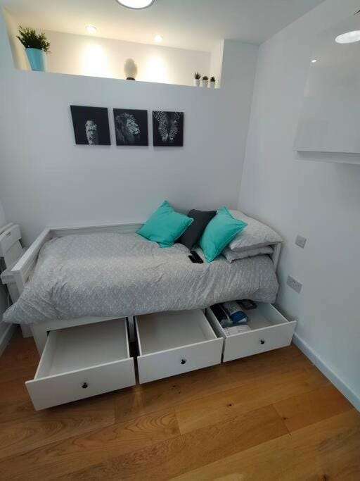 Private self contained self catering flat Apartment in Bristol