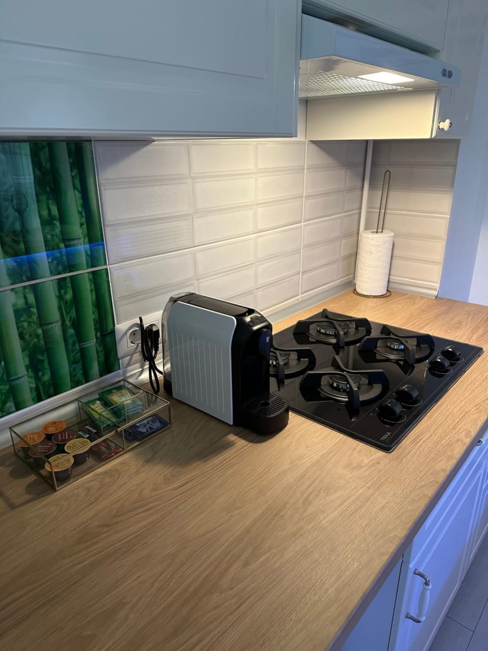Coffee/tea facilities, Kitchen or kitchenette, stove