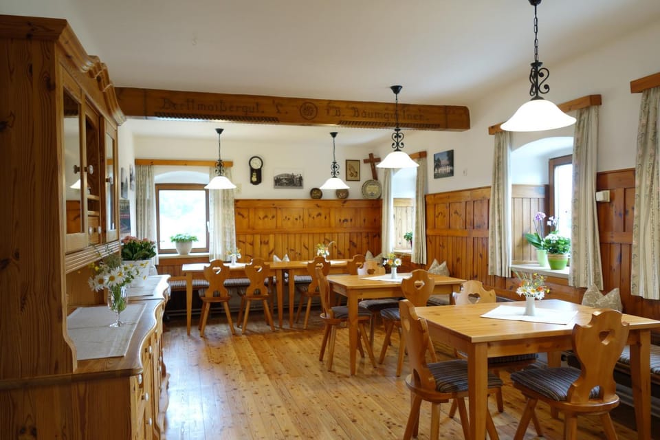 Restaurant/places to eat, Communal lounge/ TV room, Lounge or bar, Food and drinks, Banquet/Function facilities, Seating area, Food