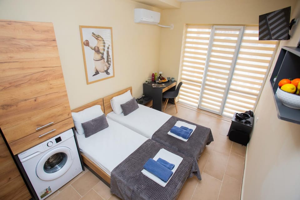 Bed, TV and multimedia, Living room, Photo of the whole room, Seating area, Bedroom, minibar, towels, wardrobe, washing machine, washing machine, air conditioner