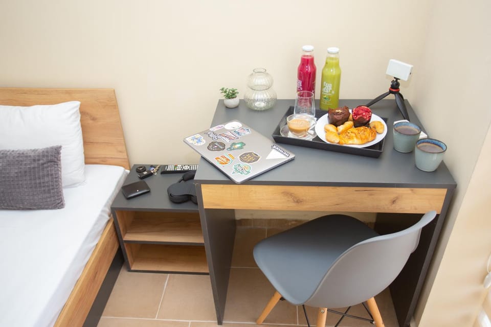 Coffee/tea facilities, Living room, Food and drinks, Seating area, Dining area, Food, Breakfast, Buffet breakfast, Drinks