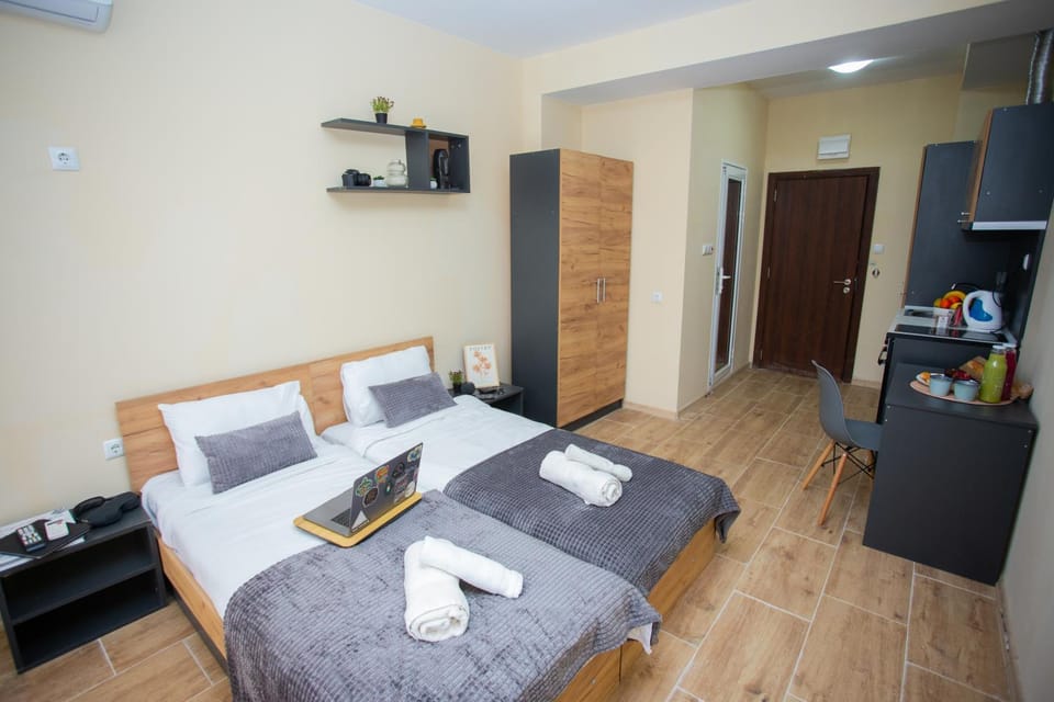 Bed, TV and multimedia, Coffee/tea facilities, Kitchen or kitchenette, Living room, Photo of the whole room, Seating area, Bedroom, minibar, towels, wardrobe, air conditioner