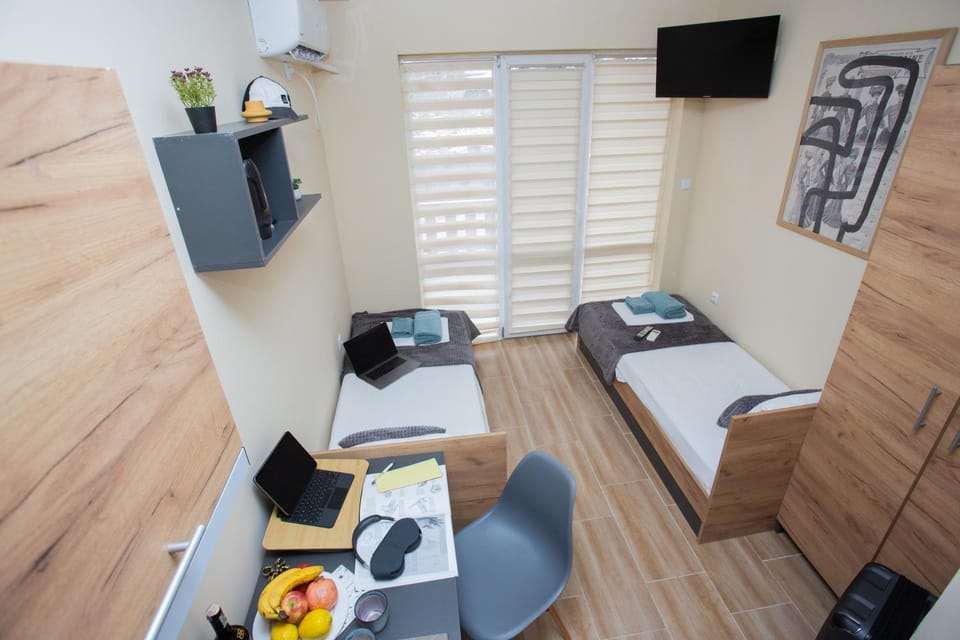 Communal lounge/ TV room, Bed, TV and multimedia, Living room, Food and drinks, Photo of the whole room, Business facilities, Seating area, Bedroom, Food, towels, wardrobe, air conditioner