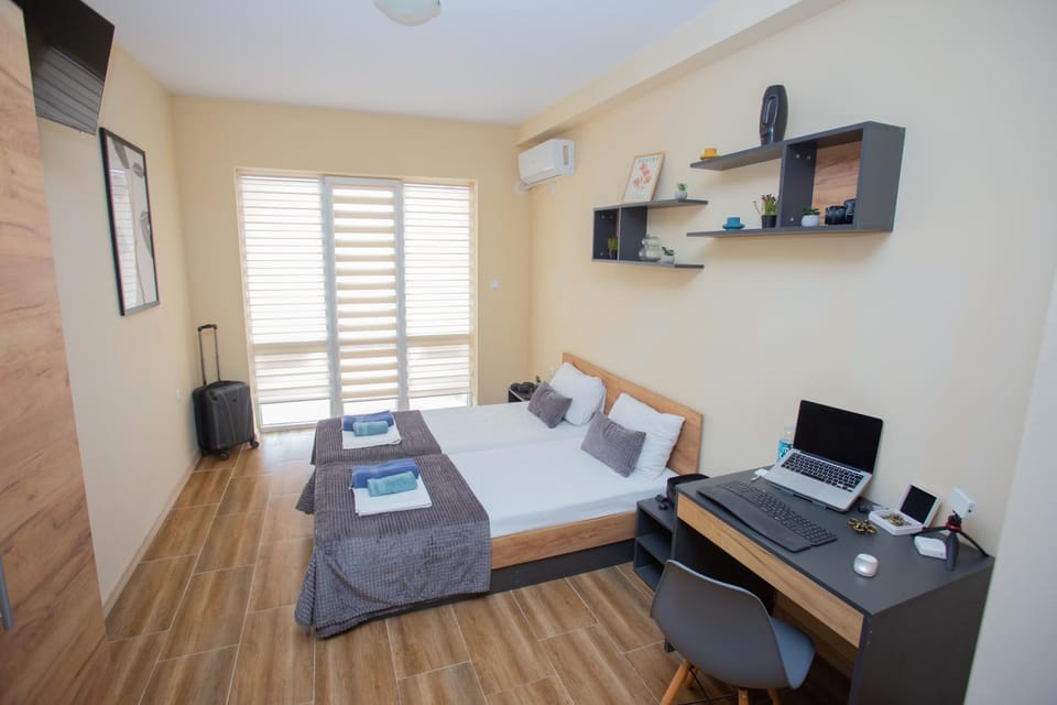 Bed, TV and multimedia, Photo of the whole room, Bedroom, hair dresser, minibar, towels, air conditioner