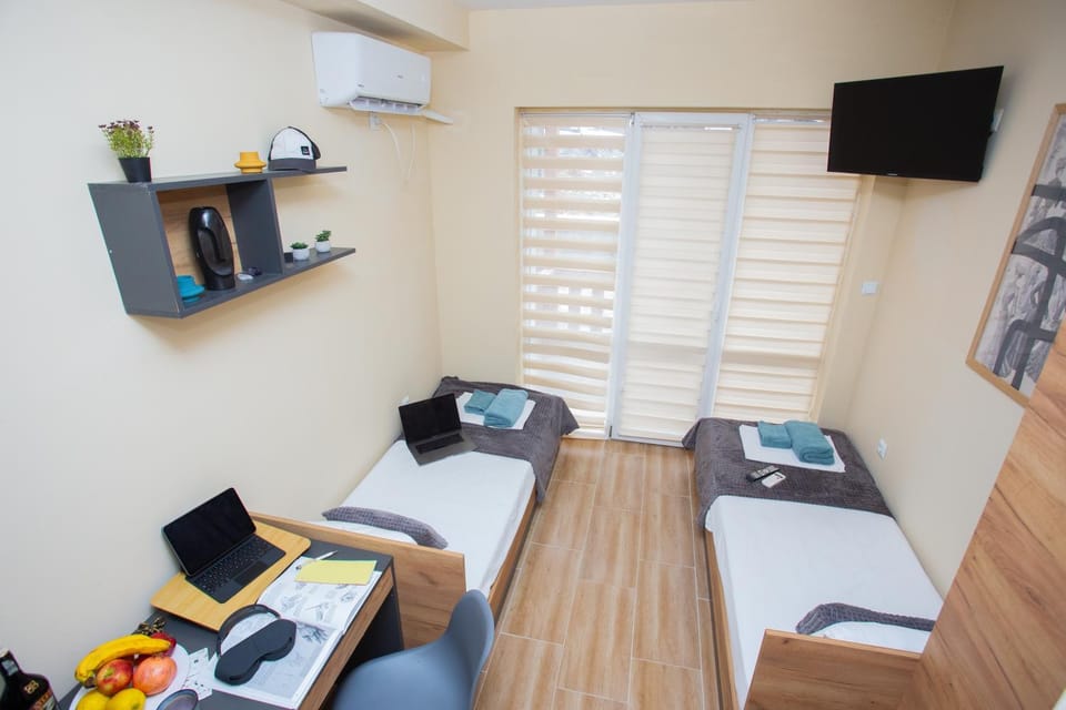 Bed, TV and multimedia, Living room, Photo of the whole room, Seating area, Evening entertainment, Bedroom, air conditioner