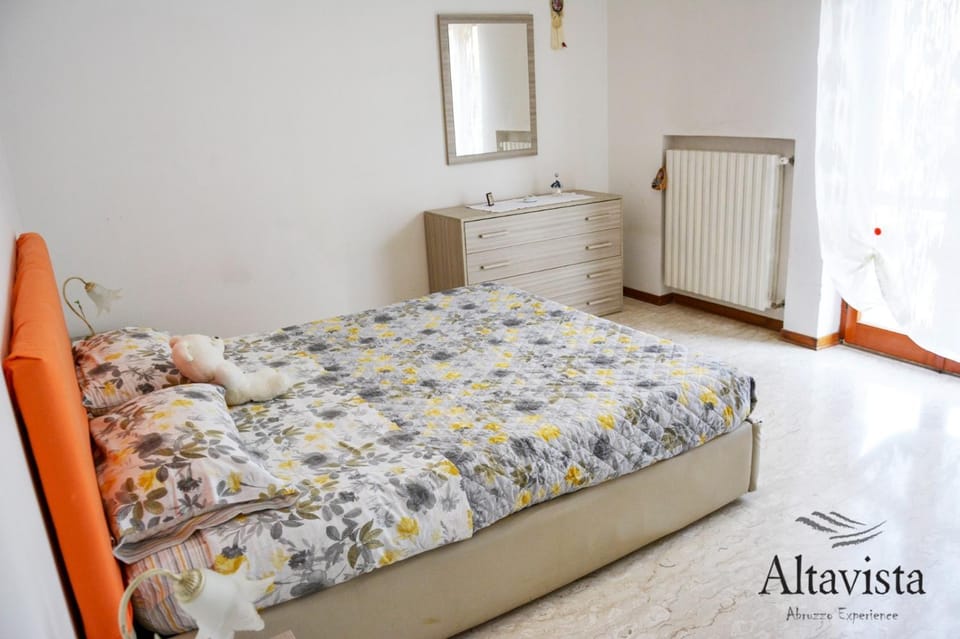 Bed, Photo of the whole room, Bedroom, Text overlay, internet, towels