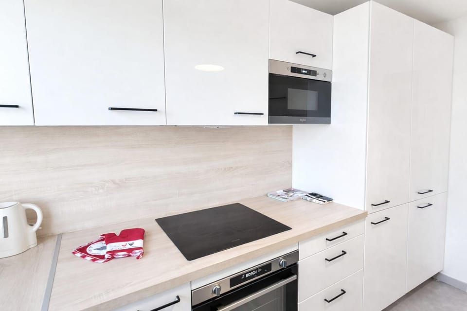 Coffee/tea facilities, Kitchen or kitchenette, oven, stove