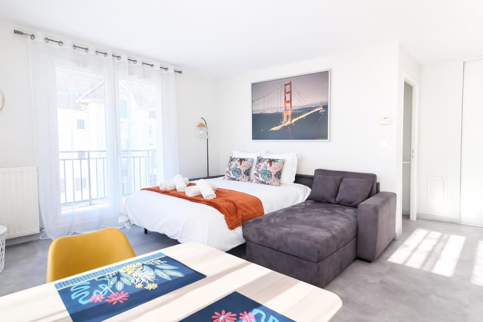 Bed, Living room, Photo of the whole room, Seating area, Bedroom