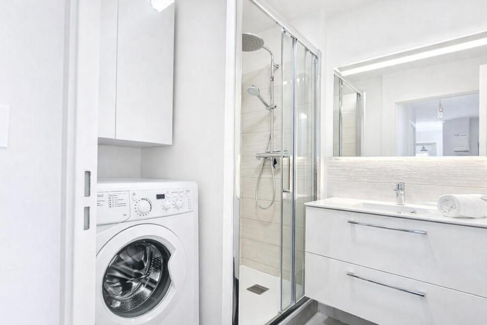 Shower, Bathroom, towels, washing machine