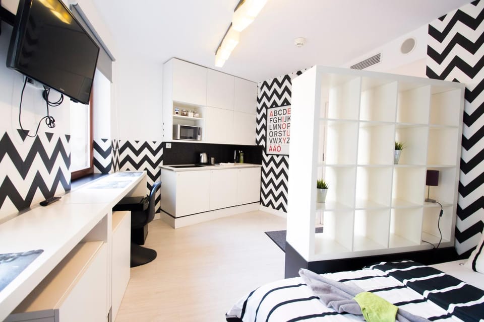 TV and multimedia, Kitchen or kitchenette, hair dresser, oven, wardrobe