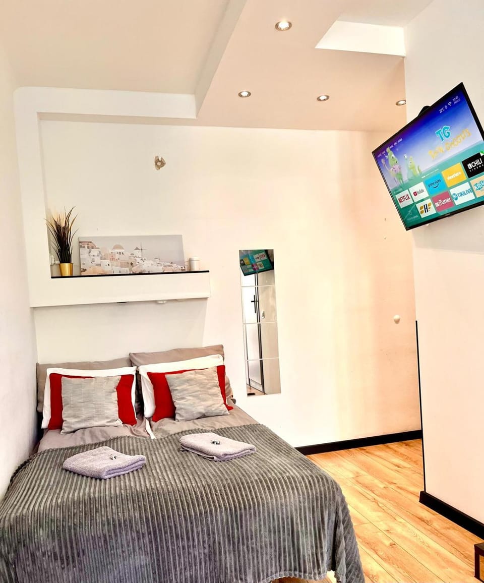 Bed, TV and multimedia, Evening entertainment, Bedroom