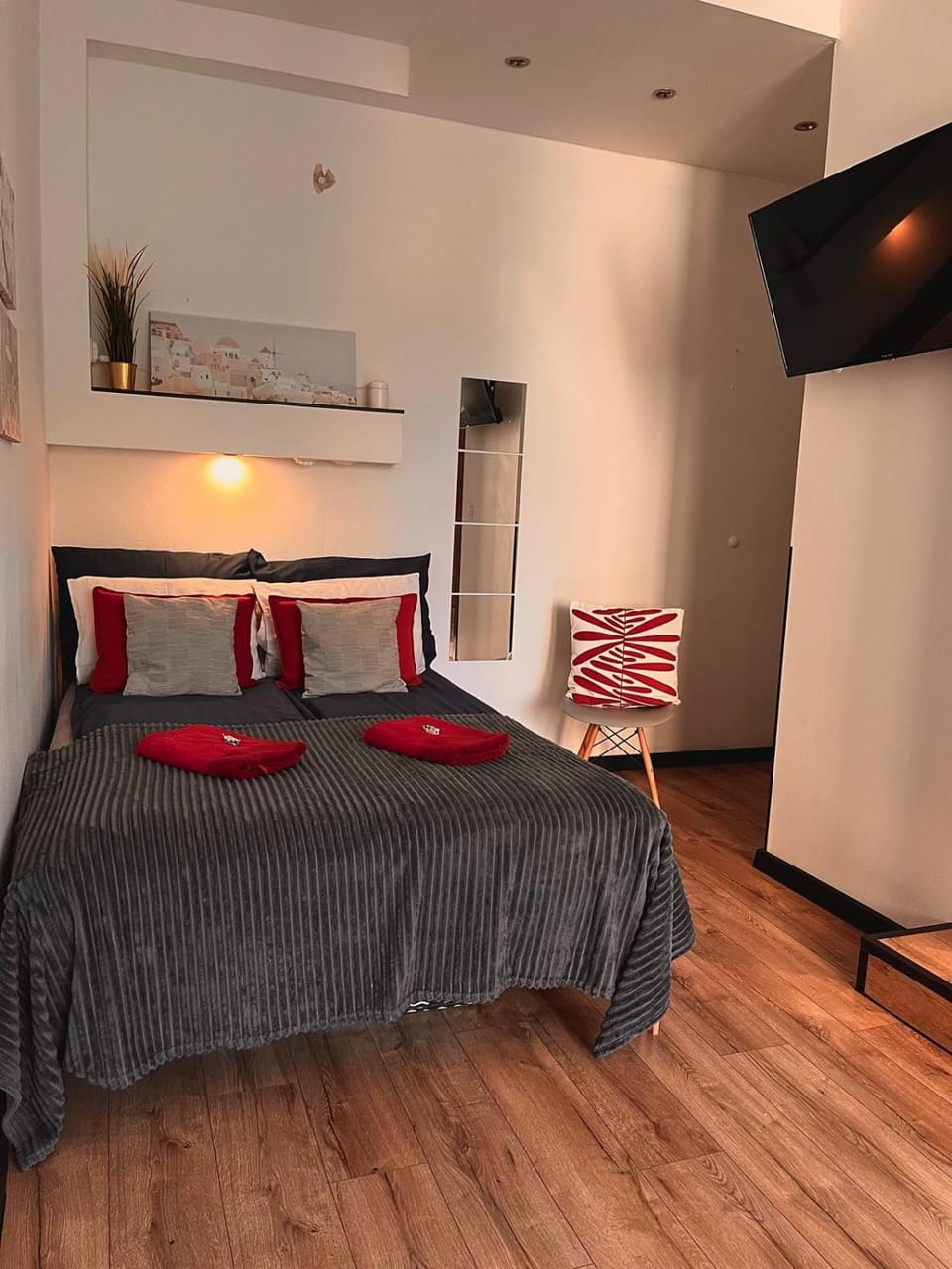 Bed, TV and multimedia, Bedroom, towels
