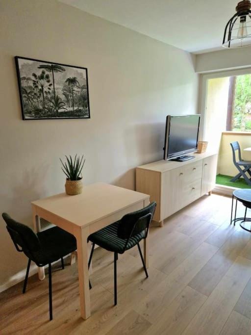 Communal lounge/ TV room, TV and multimedia, Living room, Seating area