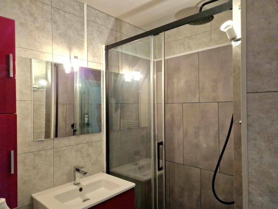 Shower, Bathroom, towels