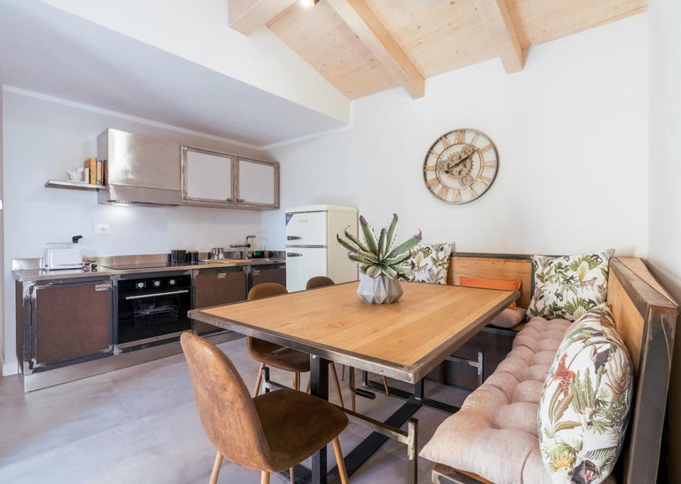 Kitchen or kitchenette, Living room, Seating area, Dining area, dishwasher, minibar, pet friendly, stove