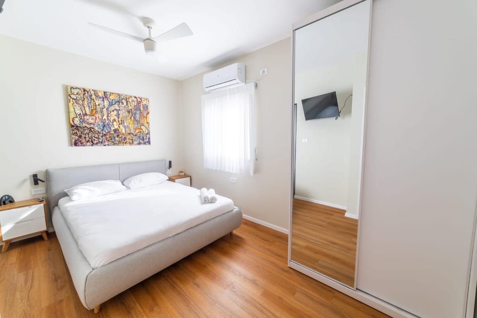 Bed, TV and multimedia, Bedroom, wardrobe, air conditioner