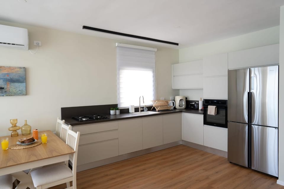 Kitchen or kitchenette, dishwasher