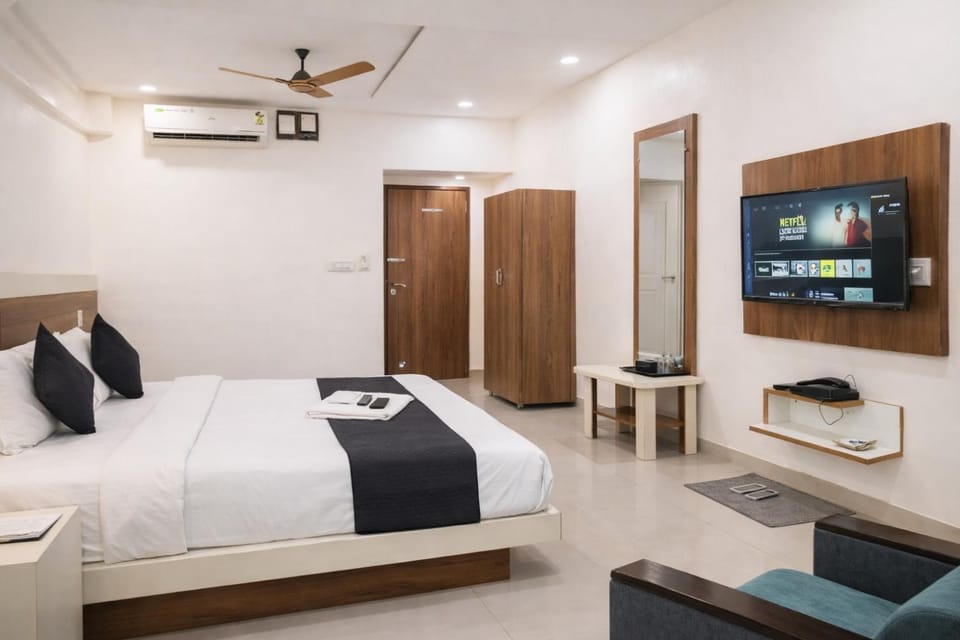 Bed, TV and multimedia, Photo of the whole room, Bedroom, wardrobe, air conditioner