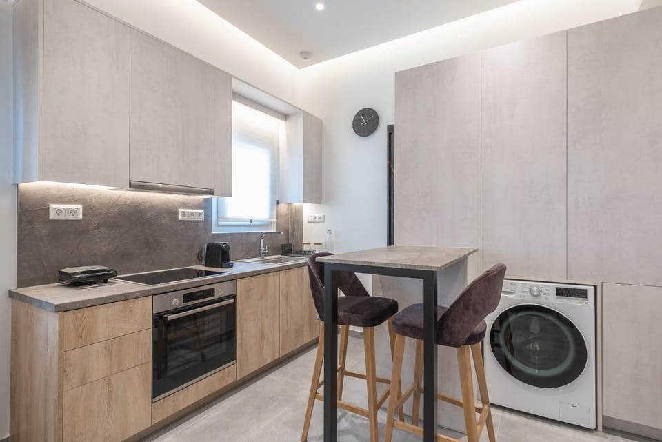 Kitchen or kitchenette, Dining area, pet friendly, stove, washing machine, dryer