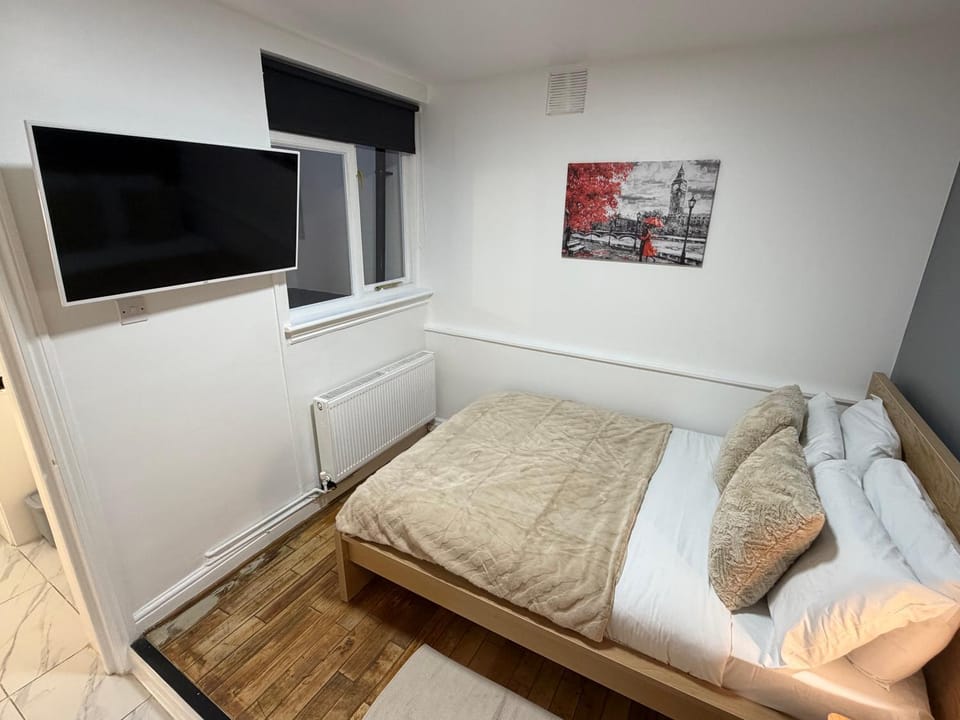 Bed, TV and multimedia, Bedroom