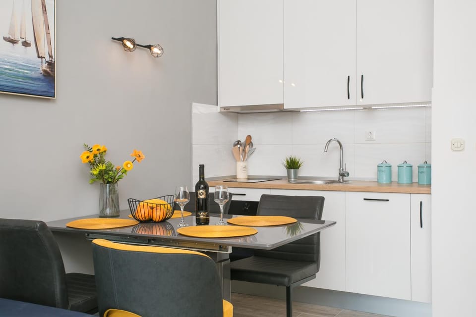 Dining area, kitchen