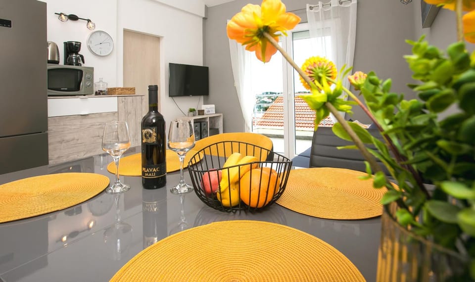 TV and multimedia, Living room, Dining area