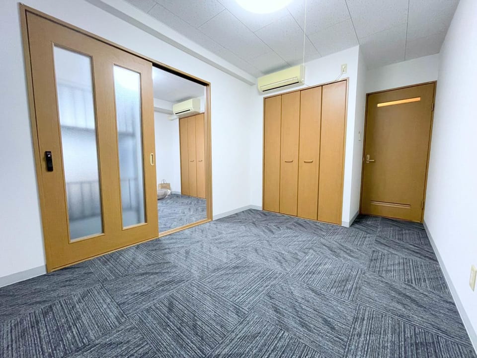 Photo of the whole room, Bedroom