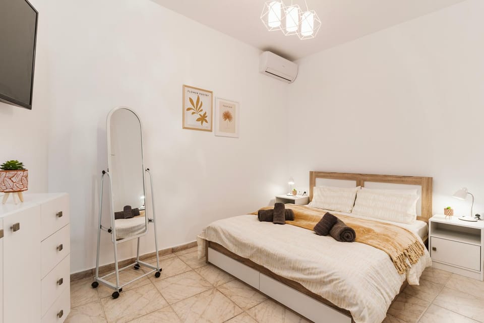 Bed, TV and multimedia, Photo of the whole room, Bedroom, wardrobe, air conditioner