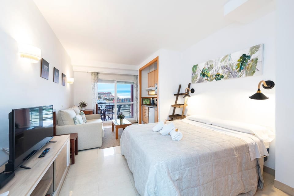 Bed, TV and multimedia, Living room, Photo of the whole room, Bedroom