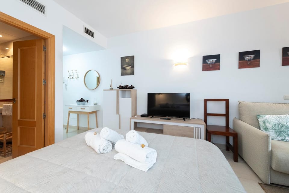 Bed, TV and multimedia, Photo of the whole room, Bedroom, towels