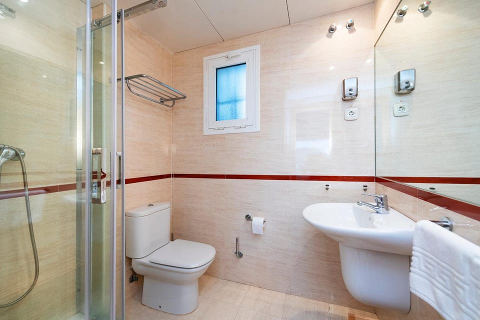 Toilet, Bathroom, towels