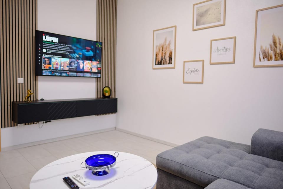 Communal lounge/ TV room, TV and multimedia, Living room, Seating area, Evening entertainment