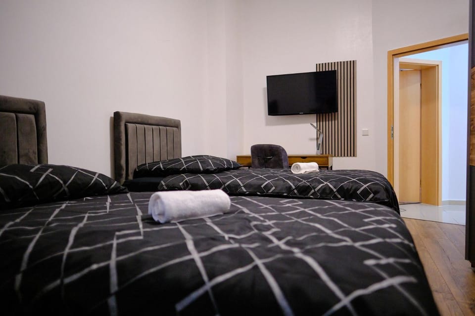 Bed, TV and multimedia, Photo of the whole room, Bedroom, towels