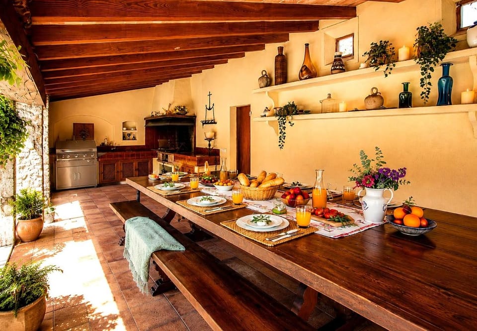 AGUAIT - Villa approximately aprox 4O OOO meters PLUS PRIVATE mountain approx 3 minutes walking from the beach Ideal for relaxation sport Villa in Serra de Tramuntana