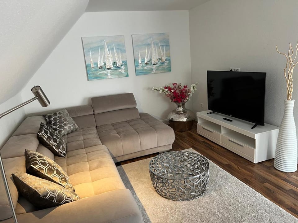 Communal lounge/ TV room, TV and multimedia, Living room, Seating area