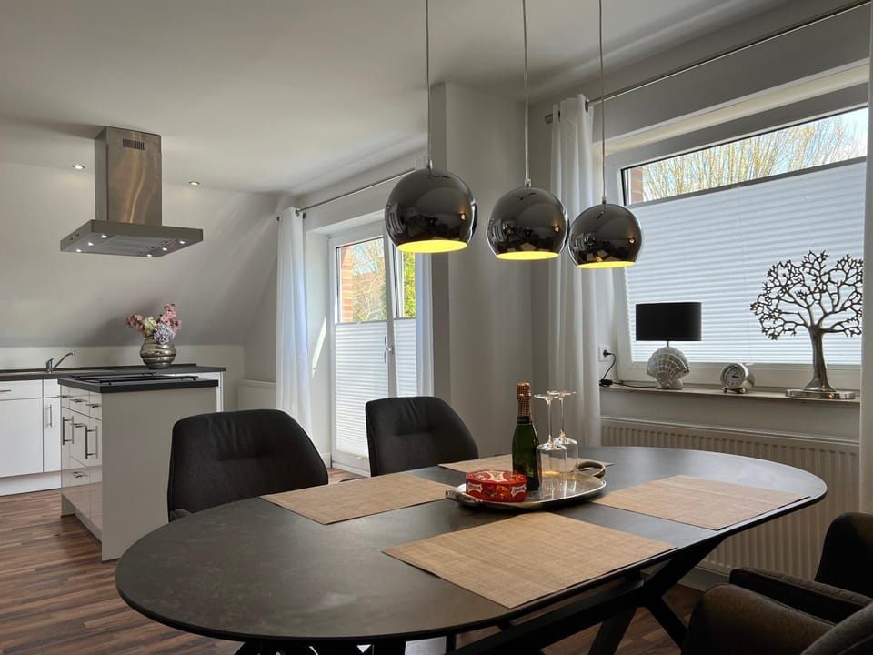 Kitchen or kitchenette, Seating area, Dining area, stove