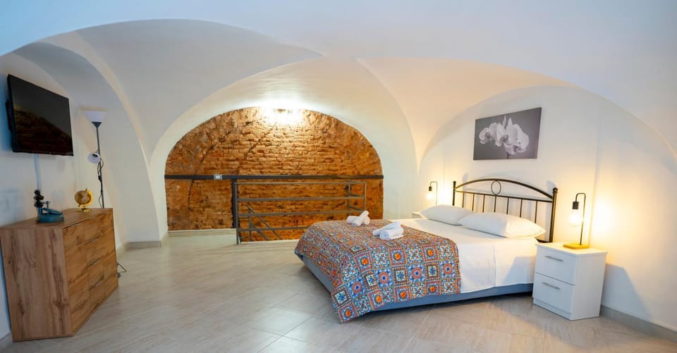 Bed, TV and multimedia, Photo of the whole room, Bedroom
