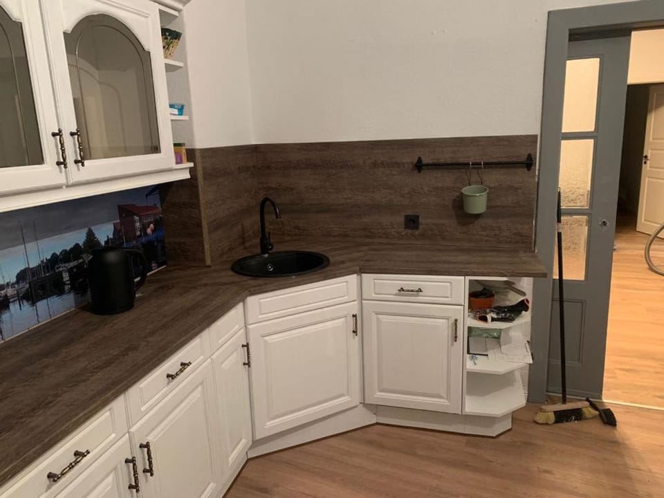 Kitchen or kitchenette, dishwasher