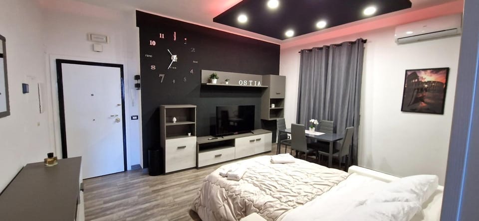 Communal lounge/ TV room, Bed, TV and multimedia, Living room, Photo of the whole room, Seating area, Evening entertainment, air conditioner