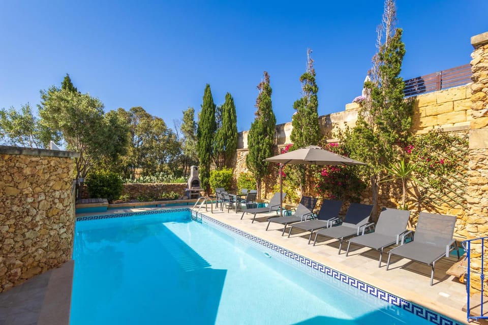 Garden view, Pool view, Swimming pool, sunbed