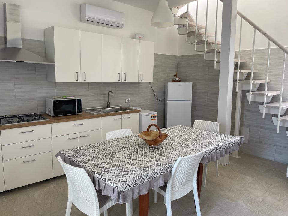 Kitchen or kitchenette, Dining area, oven, stove
