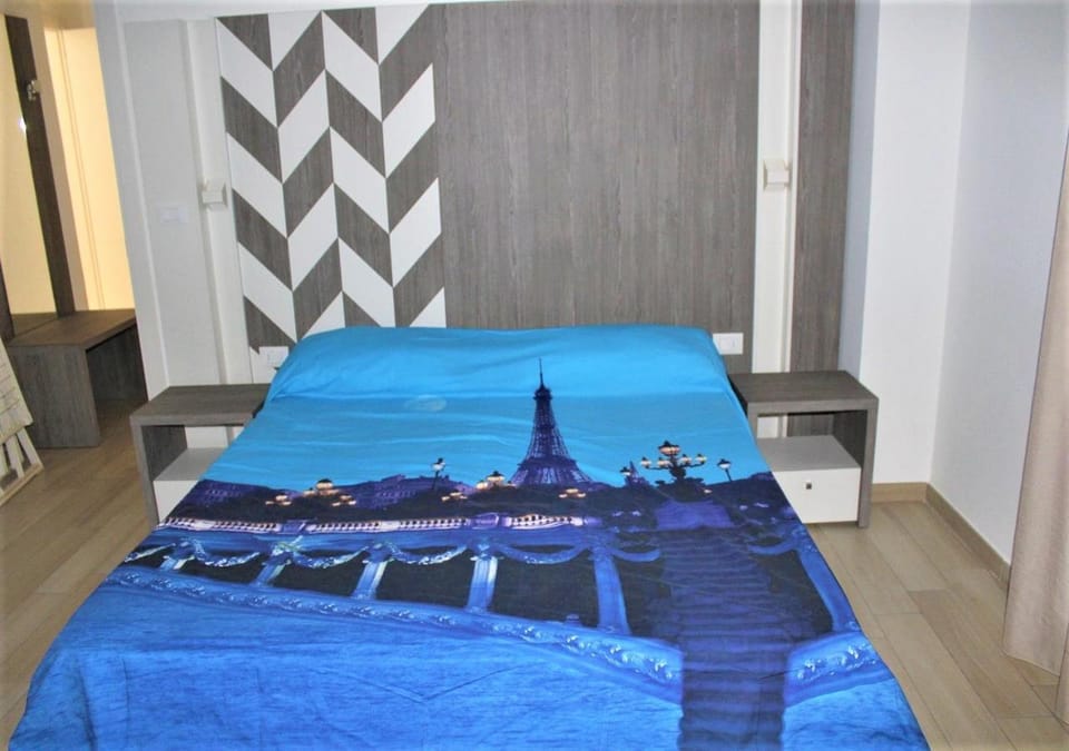 Photo of the whole room, Bedroom